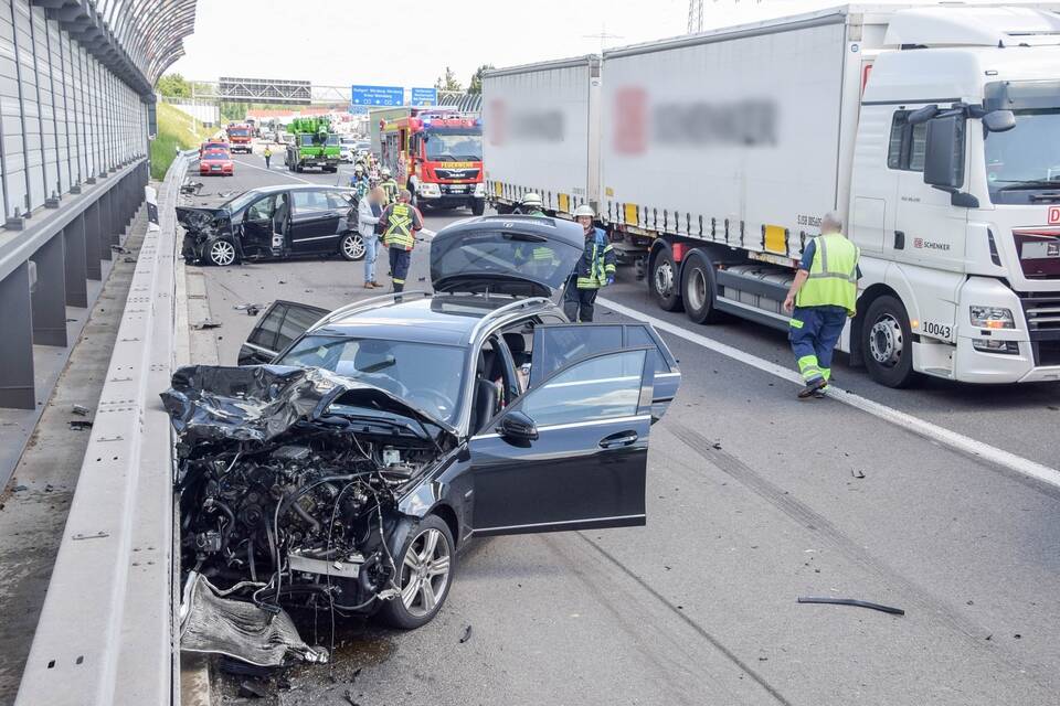 A Bei Neckarsulm Tr Mmerfeld Und Totalsch Den Bei Unfall