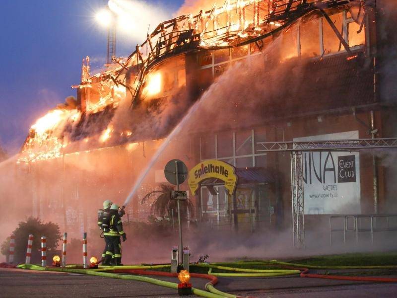 http://rnz.de/cms_media/module_img/468/234126_1_org_feuerwehrleute-bekaempfen-den-grossbrand-in-wedel-in-schleswig-holstein-foto-bodo-marks.jpg