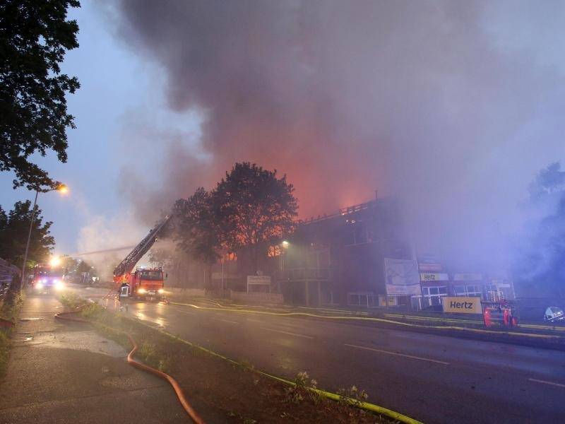 http://rnz.de/cms_media/module_img/468/234127_1_org_das-feuer-war-in-einem-gewerbegebiet-unweit-von-hamburg-ausgebrochen-foto-bodo-marks.jpg