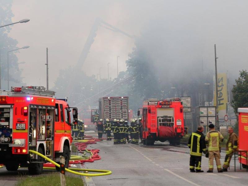http://rnz.de/cms_media/module_img/468/234128_1_org_insgesamt-waren-bei-dem-feuer-180-feuerwehrleute-und-helfer-im-einsatz-foto-bodo-marks.jpg