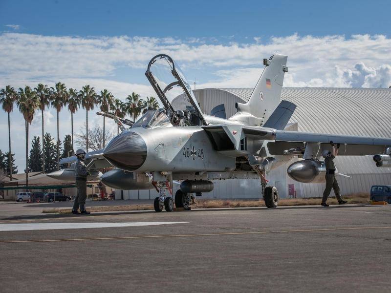 http://rnz.de/cms_media/module_img/474/237222_1_org_bundeswehr-tornado-auf-demluftwaffenstuetzpunkt-im-tuerkischen-incirlik-foto-falk-baerwald-bundeswehr.jpg