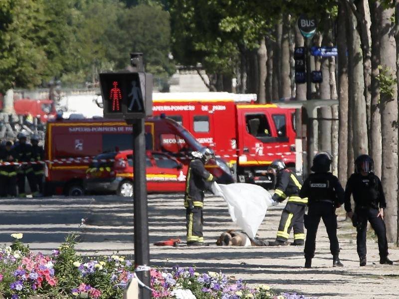 http://rnz.de/cms_media/module_img/480/240139_1_org_rettungskraefte-bedecken-auf-den-champs-elysees-in-paris-einen-am-boden-liegenden-mann-mit-einem-tuch-foto-thibault-camus.jpg