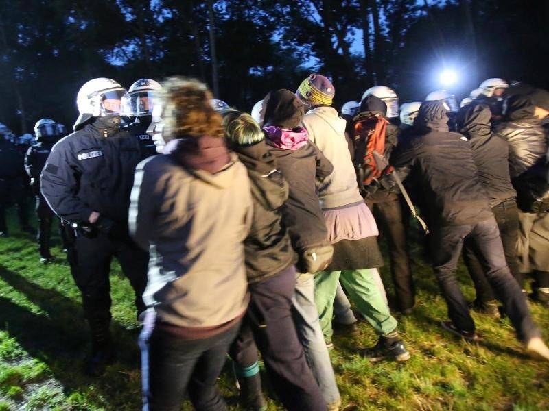 http://rnz.de/cms_media/module_img/486/243422_1_org_polizisten-rangeln-mit-campteilnehmern-fotobodo-marks.jpg