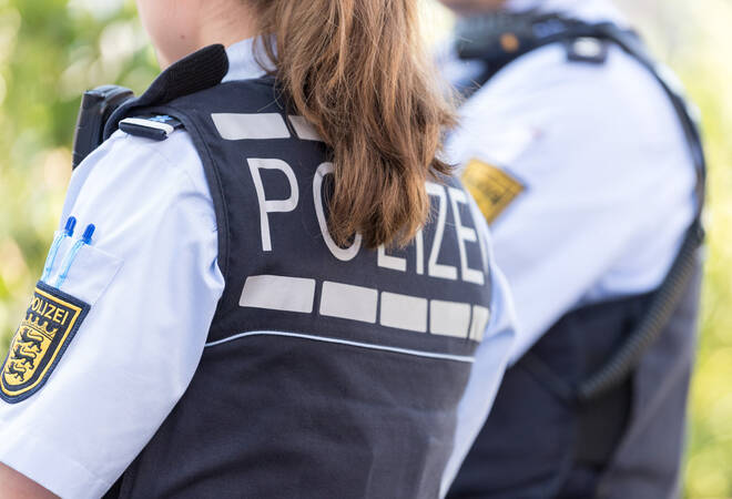 
		Mannheim-Neckarau:  Frau gibt bei Polizeikontrolle Vollgas und verletzt Beamten
		
