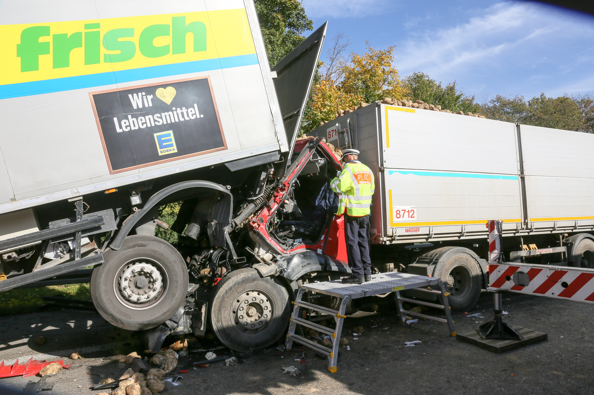 A 6 Bei Heilbronn: Schwerer Lastwagen-Unfall Am Weinsberger Kreuz ...