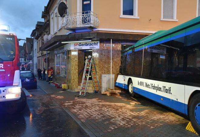 
		Schwerer Unfall in Eberbach:  Schulbus kracht ungebremst in Gebäude - 43 Personen verletzt (Update)
		