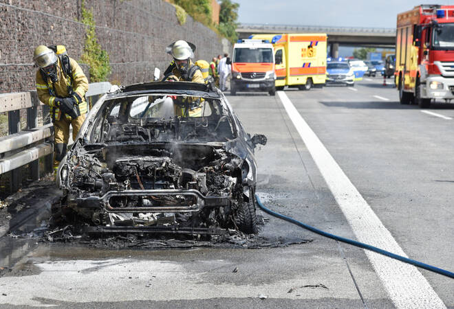 
		A6 bei Mannheim:  Kurze Vollsperrung nach Autobrand
		