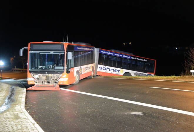 
		Wilhelmsfeld:  Gelenkbus machte sich selbstständig und hing am Abhang fest (Update)
		