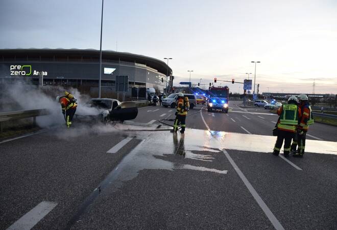 
		Sinsheim:  Auto brennt bei der Pre-Zero-Arena (Update)
		