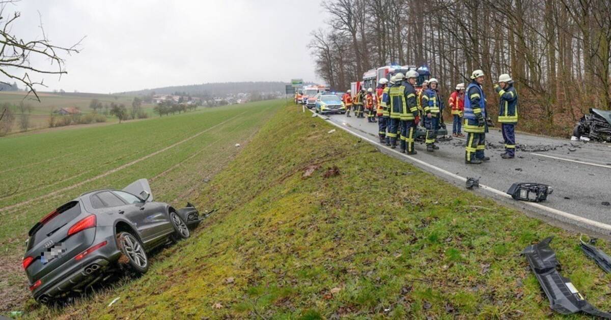 L590 bei Schwarzach Drei Schwerverletzte nach Frontalzusammenstoß