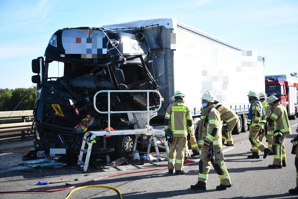 A61 Bei Hockenheim: Lkw-Fahrer Bei Unfall Lebensgefährlich Verletzt ...