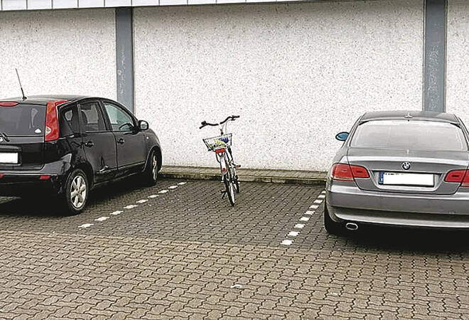 Fahrrad Auf Parkplatz Abstellen