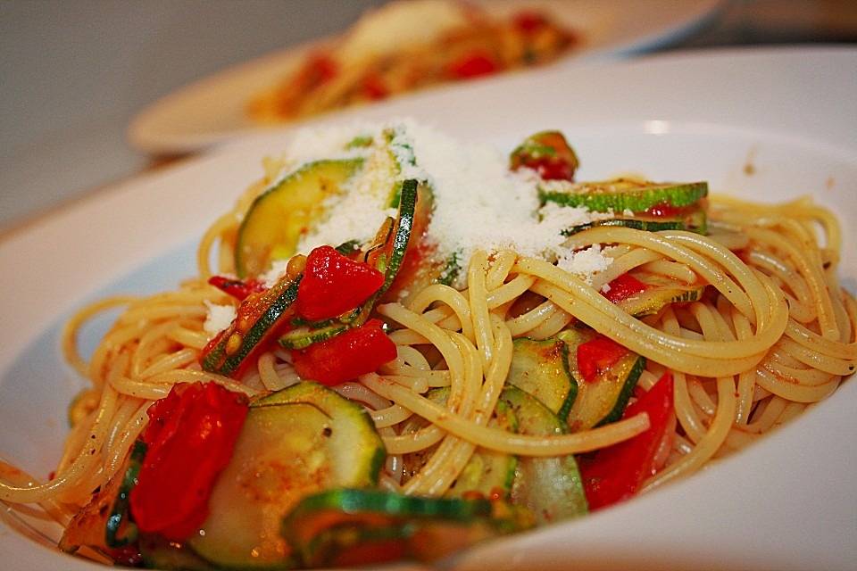 Zucchini-Spaghetti mit Tomatensoße - Rezepte - RNZ