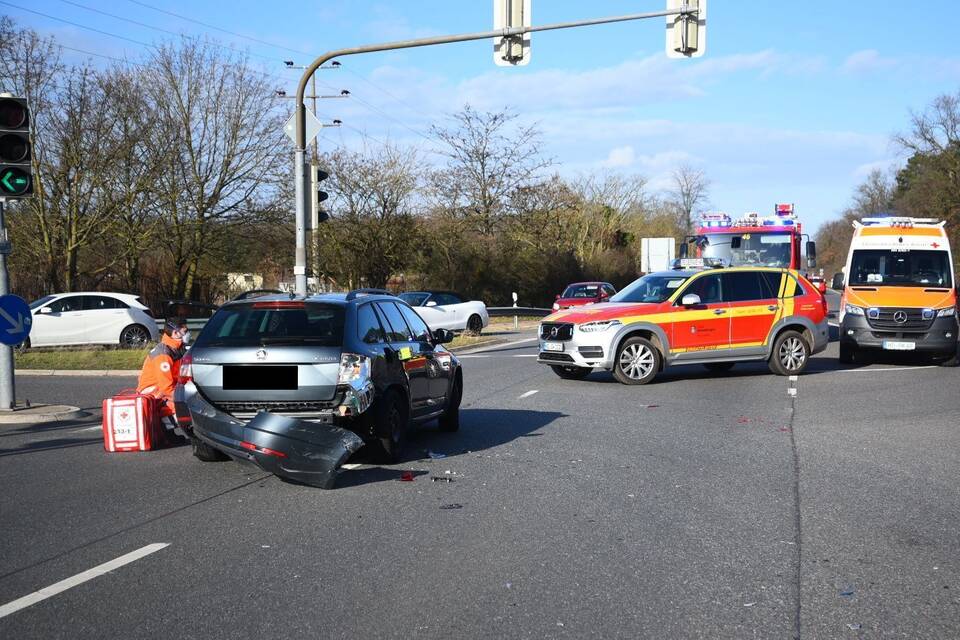 B291 Bei Schwetzingen: Drei Autos Kollidieren Miteinander ...