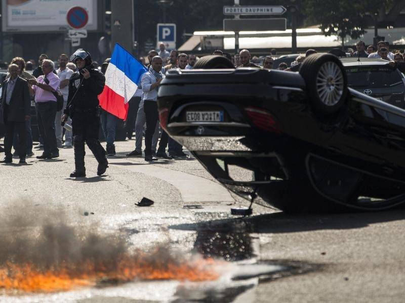 Taxi Protest Gegen Uber Lost Verkehrschaos In Frankreich Aus Computer Und Web Rnz