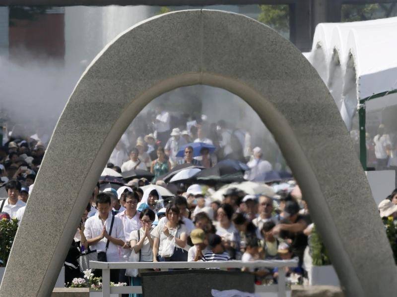 Japaner Gedenken Der Opfer Des Atombombenabwurfs Auf Hiroshima ...