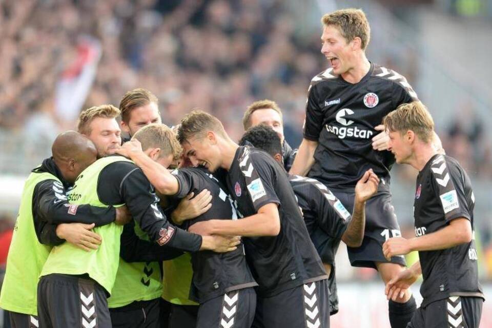 St. Pauli Klettert Auf Platz Zwei - MSV Bleibt Letzter - Fußball ...