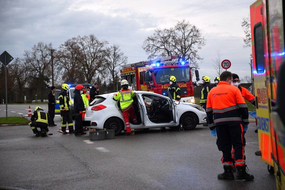 Schwetzingen: Bei Unfall Im Auto Eingeklemmt - Polizeiberichte Aus ...