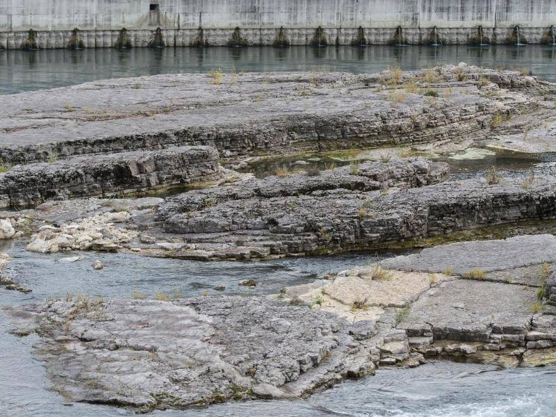 118408_1_org_wasser stroemt beim wasserkraftwerk bei rheinfelden baden wuerttemberg durch felsen du__erschlaege fuehrt der rhein wenig wasser und die felsen ragen in die luft viele fluesse fuehren