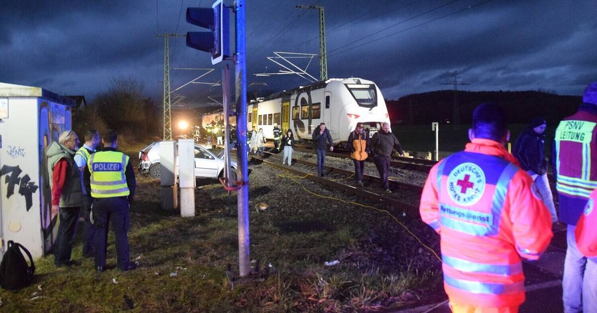 Meckesheim: Bei Geschlossener Schranke Gefahren Und Von S-Bahn Gerammt ...