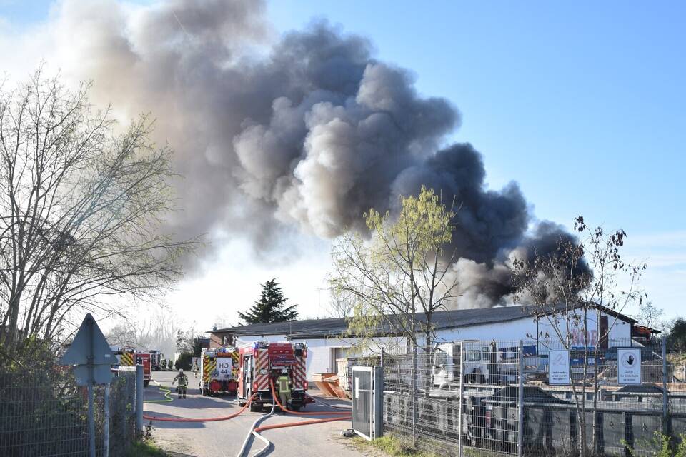 Rauchsäule weithin sichtbar: 230.000 Euro Schaden bei Lagerhallen-Brand ...