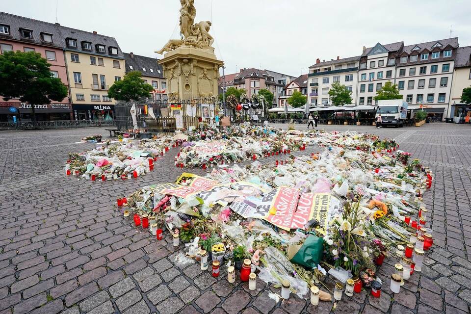 Mannheimer Marktplatz: Bundesanwaltschaft Sucht Messerattentäter In ...