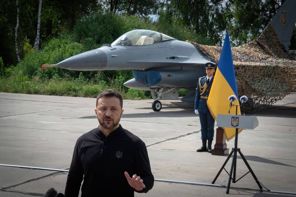 Ukraine-Krieg - Selenskyj stellt erste F-16 der Ukraine vor