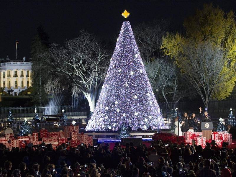 Obama Lässt Weihnachtsbaum Am Weißen Haus Erstrahlen Leute