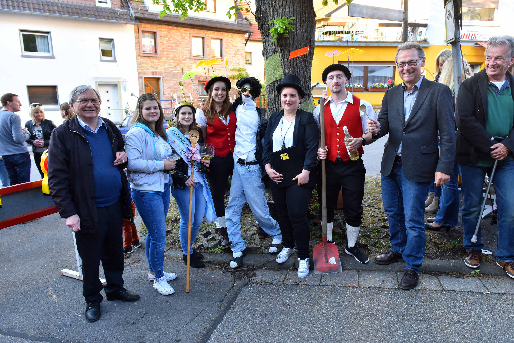 Bürgermeister Hansjörg Höfer hält zum Kerwekauftakt in Altenbach den Kochlöffel hoch den er geschenkt bekommen hatte Foto Dorn