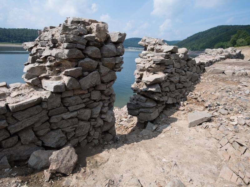 In Stausee Versunkenes Dorf Trockenheit Lasst Edersee Ruinen Wieder Auftauchen Aus Aller Welt Rnz