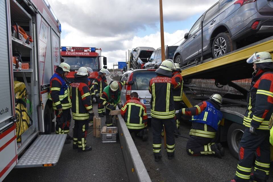 Unfall Auf Der A6 Sattelzug Schleift Auto An Trennwand Mit Update Polizeiberichte Aus Rhein 9138